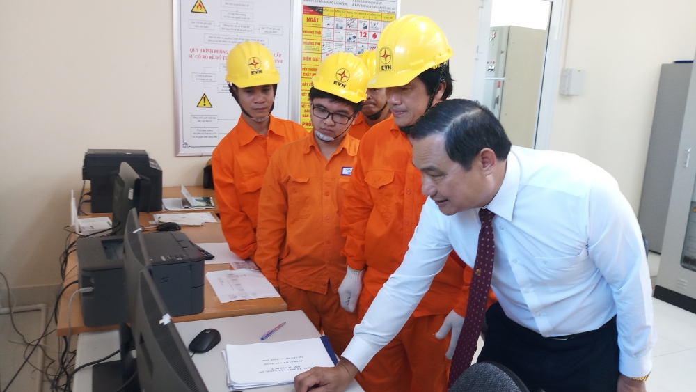 Gắn biển công trình Trạm biến áp 110kV Thủ Thừa và đường dây đấu nối tỉnh Long An gan bien cong trinh tram bien ap 110kv thu thua va duong day dau noi tinh long an