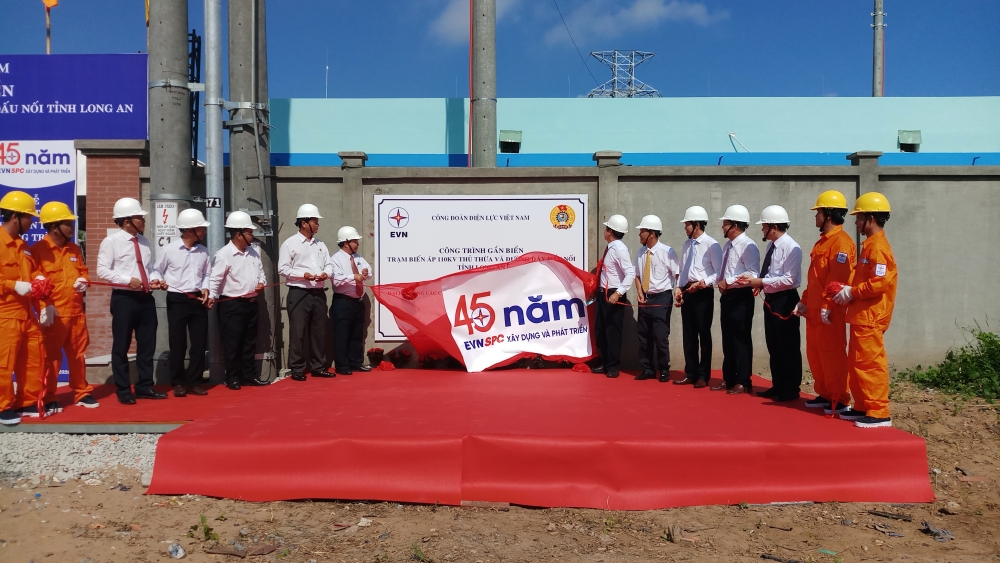 Gắn biển công trình Trạm biến áp 110kV Thủ Thừa và đường dây đấu nối tỉnh Long An gan bien cong trinh tram bien ap 110kv thu thua va duong day dau noi tinh long an