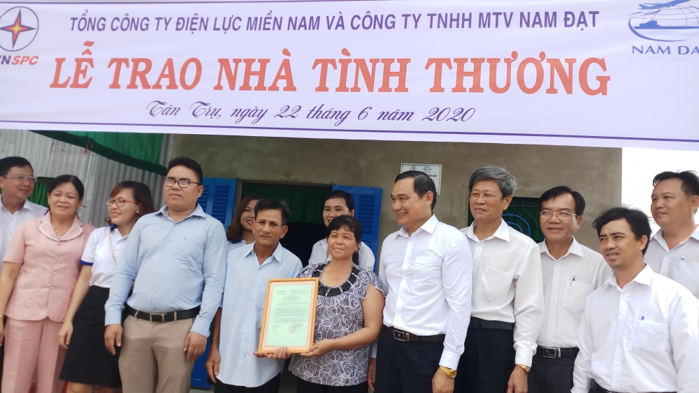 Gắn biển công trình Trạm biến áp 110kV Thủ Thừa và đường dây đấu nối tỉnh Long An gan bien cong trinh tram bien ap 110kv thu thua va duong day dau noi tinh long an