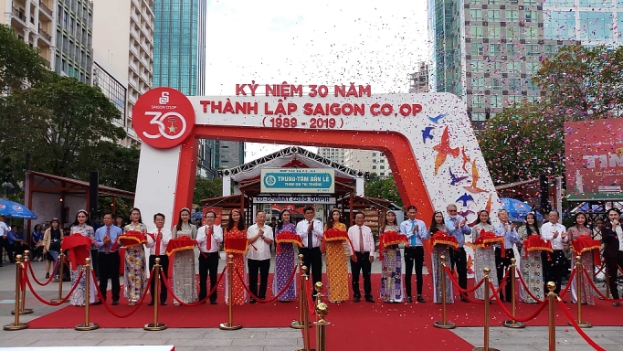 saigon coop tai hien 30 nam ban le tu so khai den ky nguyen so