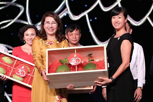 2 quả bưởi da xanh được đấu giá giá 120 triệu đồng 2 qua buoi da xanh duoc dau gia gia 120 trieu dong