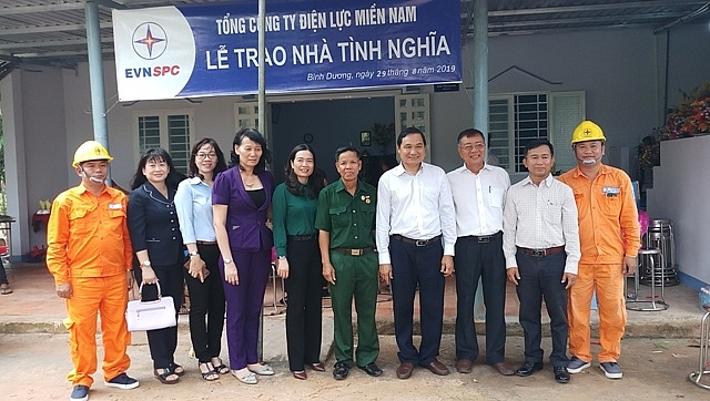evnspc to chuc trao nha tinh nghia cho nguoi co cong tai binh duong