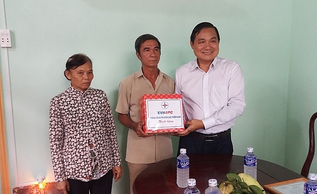 evnspc to chuc trao nha tinh nghia cho nguoi co cong tai binh duong
