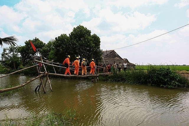 Nét đẹp đời thường của công nhân ngành điện qua những tấm ảnh đoạt giải net dep doi thuong cua cong nhan nganh dien qua nhung tam anh doat giai
