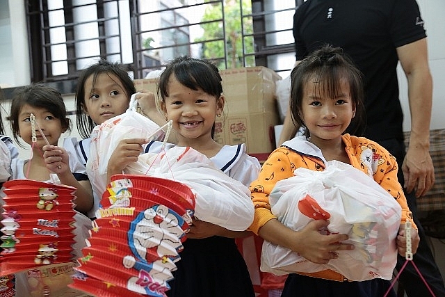tinh nguoi am ap danh cho tre em ngheo trong mua trung thu
