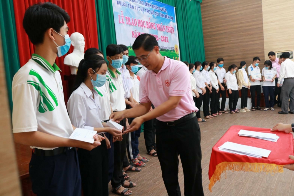 CP. Việt Nam trao tặng 600 triệu đồng dành cho học sinh nghèo tỉnh Bến Tre