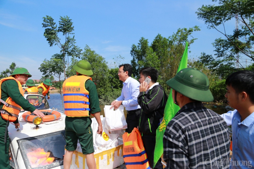 Những tấm lòng sẻ chia với đồng bào miền Trung khó khăn do mưa lũ Những tấm lòng sẻ chia với đồng bào miền Trung khó khăn do mưa lũ
