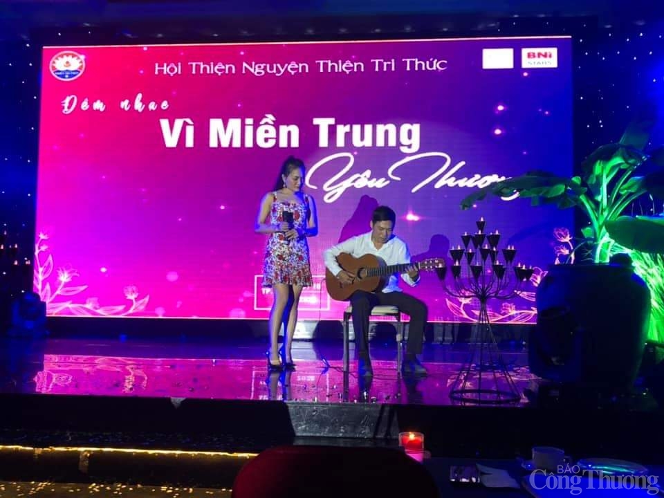 Những tấm lòng sẻ chia với đồng bào miền Trung khó khăn do mưa lũ Những tấm lòng sẻ chia với đồng bào miền Trung khó khăn do mưa lũ