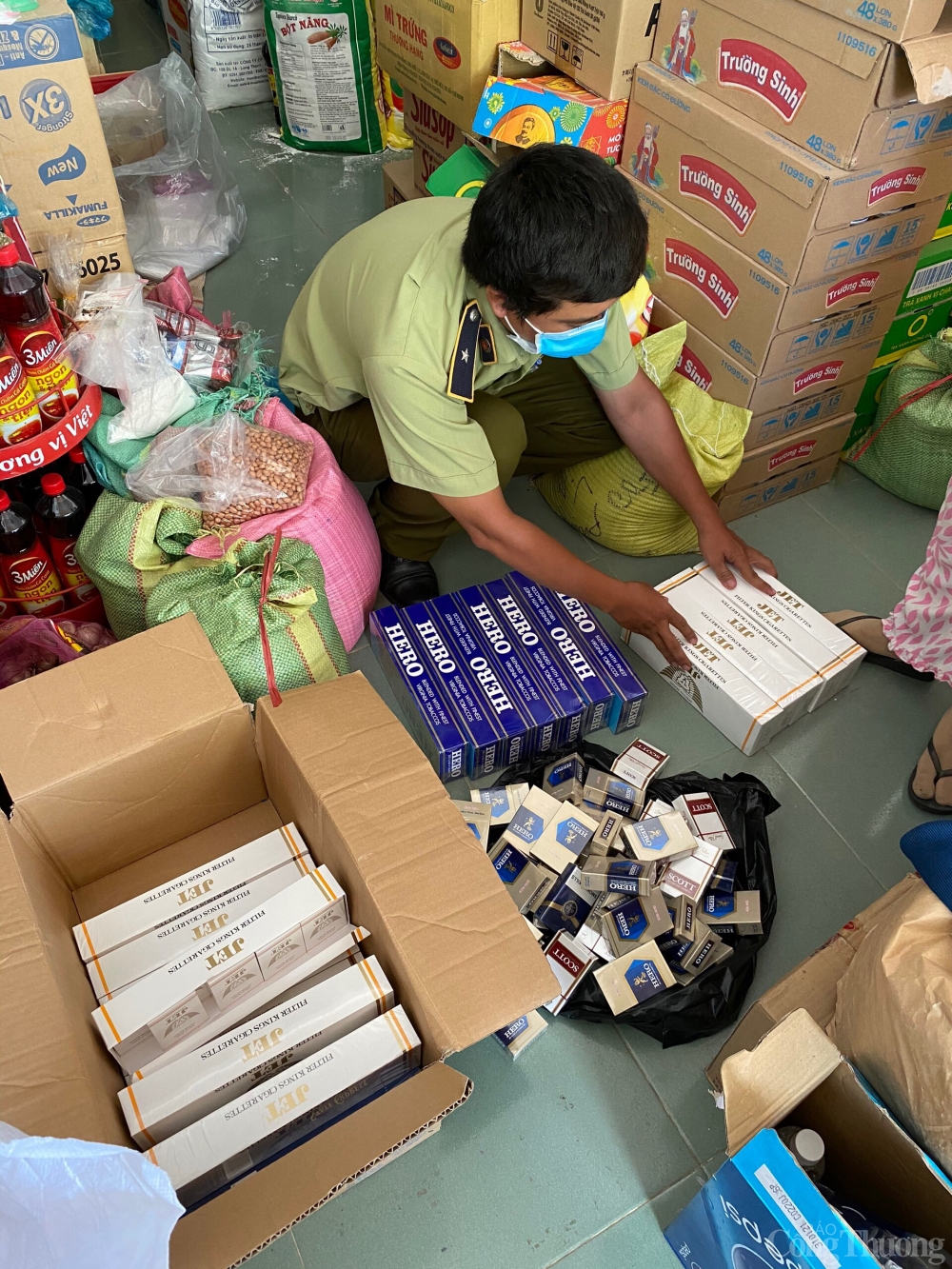 Dùng máy bay điều khiển gắn camera để dẫn đường buôn lậu thuốc lá Dùng máy bay điều khiển gắn camera để dẫn đường buôn lậu thuốc lá