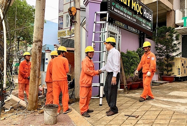 la nh da o evn spc tham hoi dong vien cong nhan khac phuc su co luoi dien sau bao