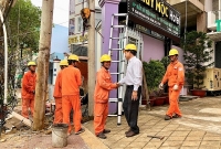 Lãnh đạo EVN SPC thăm hỏi, động viên công nhân khắc phục sự cố lưới điện sau bão