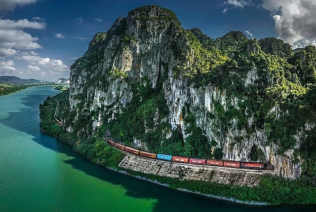 net dep nghe thuat ve logistics qua nhung goc anh du thi