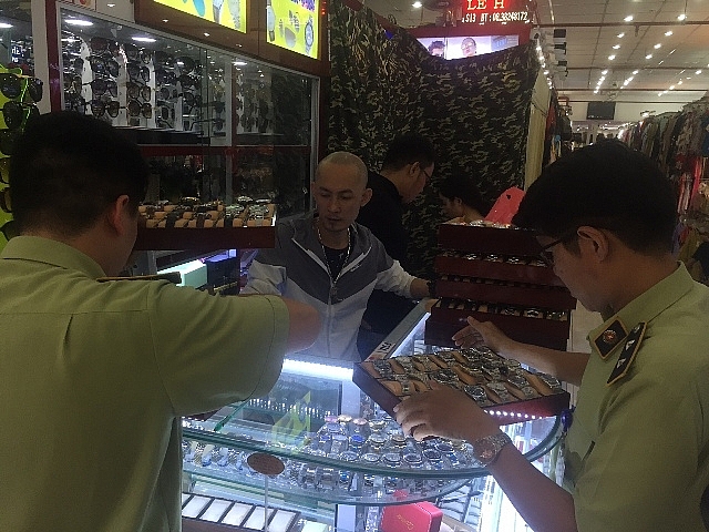 TP. Hồ Chí Minh: Quyết liệt truy quét hàng lậu, hàng giả dịp cuối năm tp ho chi minh quyet liet truy quet hang lau hang gia dip cuoi nam