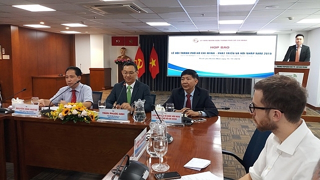 le hoi tpho chi minh phat trien va hoi nhap to chuc tren duong nguyen hue