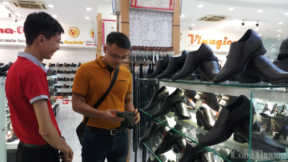 Nghệ nhân Vũ Văn Chầm: Người truyền lửa và phát huy nghề khâu giày truyền thống Nghệ nhân Vũ Văn Chầm: Người truyền lửa và phát huy nghề khâu giày truyền thống