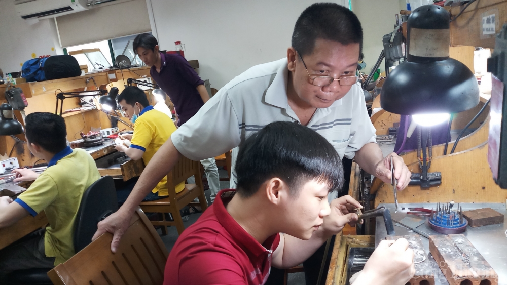 Nghệ nhân Phan Văn Tiên: Hơn nửa thế kỷ “sống mái” với nghề kim hoàn