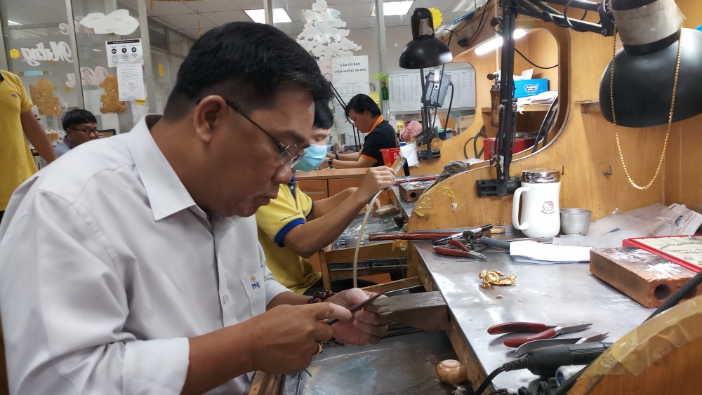 Nghệ nhân kim hoàn Trần Ngọc Ngân Vũ: Có “say” nghề thì nghiệp mới “phát” được