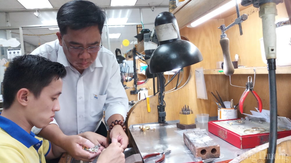 Nghệ nhân kim hoàn Trần Ngọc Ngân Vũ: Có “say” nghề thì nghiệp mới “phát” được