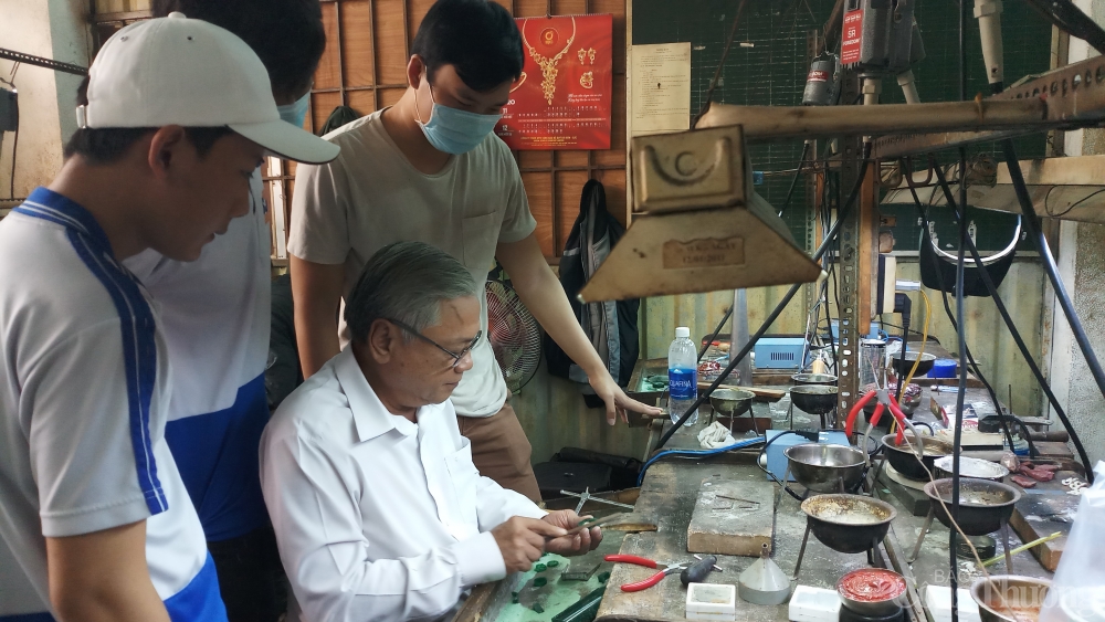 Nghệ nhân kim hoàn Huỳnh Kim Phúc: Bạc mái đầu xanh với nghề nghiệp Nghệ nhân kim hoàn Huỳnh Kim Phúc: Bạc mái đầu xanh với nghề nghiệp