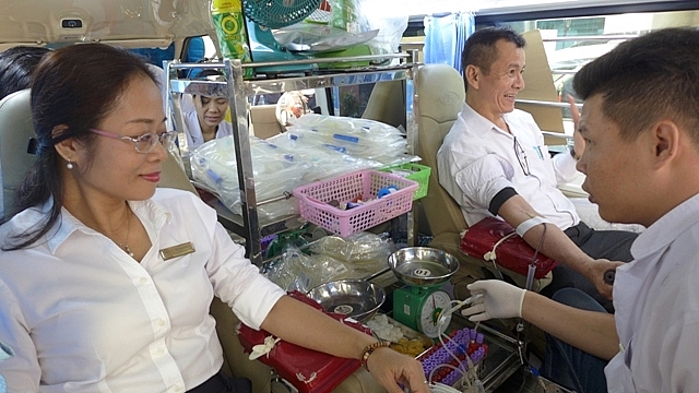 gan 2000 cbcnv nganh dien mien nam tham gia hien mau tinh nguyen
