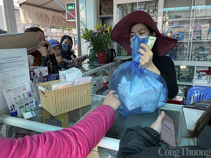 Người dân Nghệ An chen chân mua khẩu trang phòng virus Corona nguoi dan nghe an chen chan mua khau trang phong virus corona