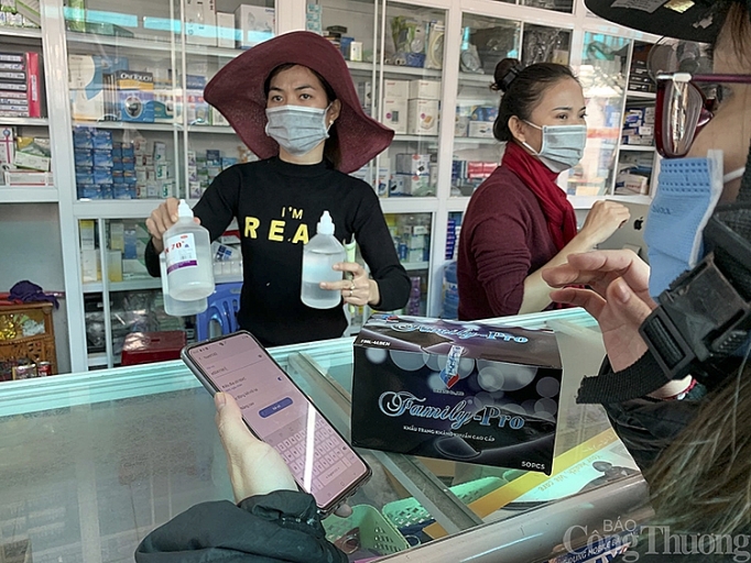 Người dân Nghệ An chen chân mua khẩu trang phòng virus Corona nguoi dan nghe an chen chan mua khau trang phong virus corona