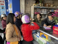 Người dân Nghệ An chen chân mua khẩu trang phòng virus Corona