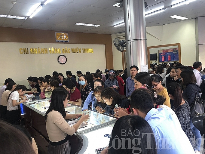 Người dân xếp hàng từ sớm mua vàng đón lộc ngày Thần Tài nguoi dan xep hang tu som mua vang don loc ngay than tai