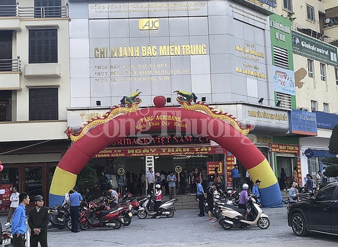 Người dân xếp hàng từ sớm mua vàng đón lộc ngày Thần Tài nguoi dan xep hang tu som mua vang don loc ngay than tai