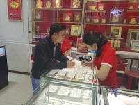 Giá vàng lập đỉnh 50 triệu đồng/lượng, dân chen chúc đi bán