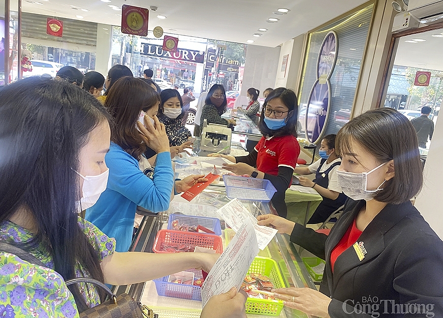 Người dân đeo khẩu trang, xếp hàng chờ tới lượt mua vàng ngày Thần tài Người dân đeo khẩu trang, xếp hàng chờ tới lượt mua vàng ngày Thần tài
