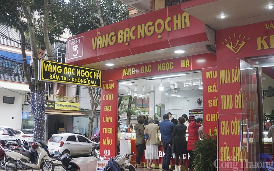 Vàng ép vỉ hút khách ngày vía Thần Tài