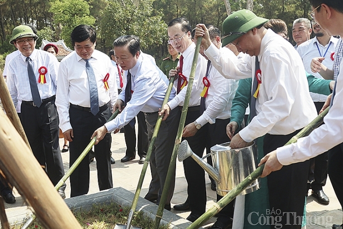 Nghệ An: Thủ tướng Nguyễn Xuân Phúc dự lễ khánh thành Đền Chung Sơn nghe an thu tuong nguyen xuan phuc du le khanh thanh den chung son den tho gia tien chu tich ho chi minh