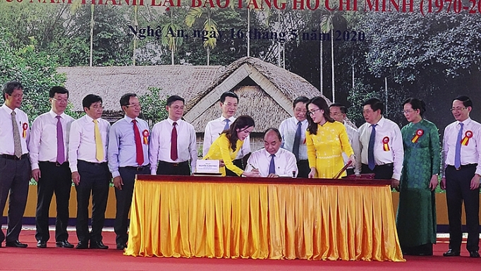 nghe an phat hanh bo tem ky niem 130 nam ngay sinh chu tich ho chi minh