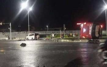 Lật xe khách ở Ninh Bình, ít nhất 4 người tử vong