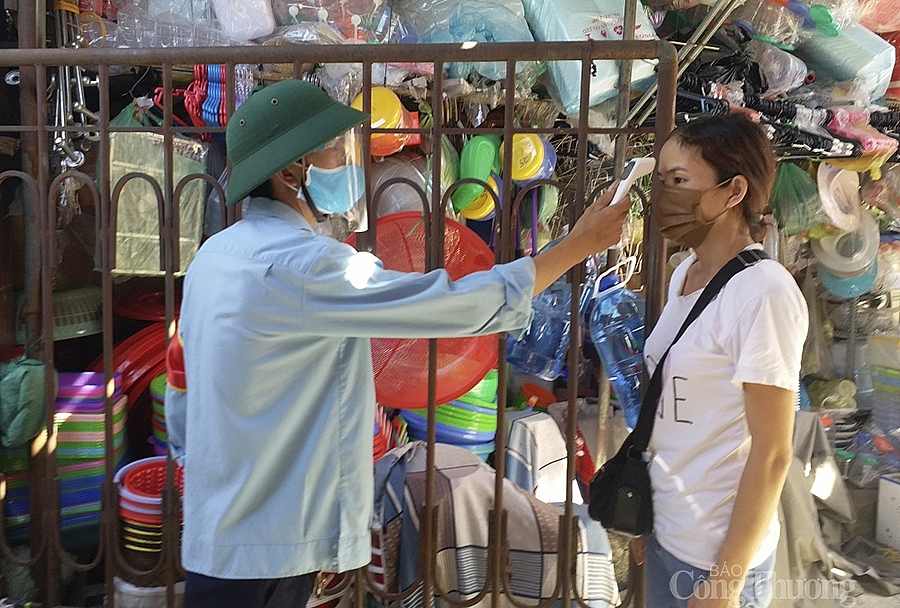 Phòng dịch tại các khu chợ: Nơi nghiêm túc, nơi lơ là Phòng dịch tại các khu chợ: Nơi nghiêm túc, nơi lơ là