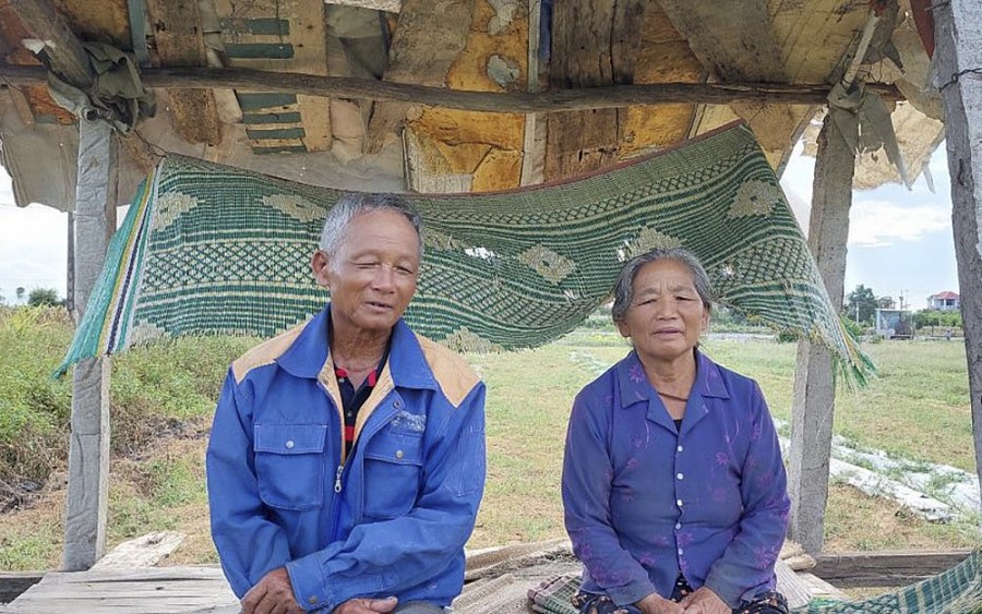 Lão nông Nghệ An bị phá ruộng dưa làm đơn xin tha cho “thủ phạm” - “Để các cháu thi tốt nghiệp trung học phổ thông Lão nông Nghệ An bị phá ruộng dưa làm đơn xin tha cho “thủ phạm” - “Để các cháu thi tốt nghiệp trung học phổ thông
