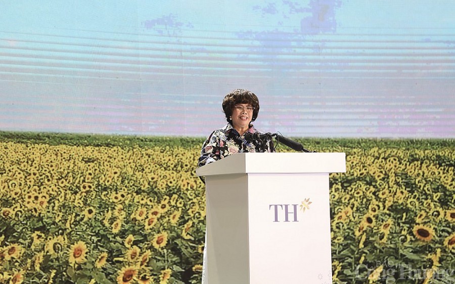 Thủ tướng Phạm Minh Chính thăm vùng sản xuất nông nghiệp công nghệ cao tại tỉnh Nghệ An Thủ tướng Phạm Minh Chính thăm vùng sản xuất nông nghiệp công nghệ cao tại tỉnh Nghệ An