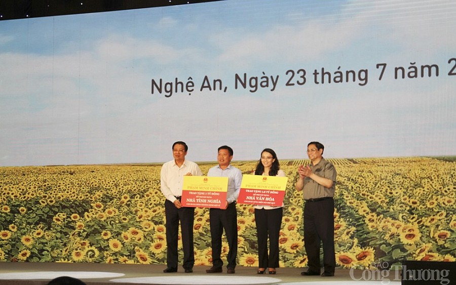 Thủ tướng Phạm Minh Chính thăm vùng sản xuất nông nghiệp công nghệ cao tại tỉnh Nghệ An Thủ tướng Phạm Minh Chính thăm vùng sản xuất nông nghiệp công nghệ cao tại tỉnh Nghệ An