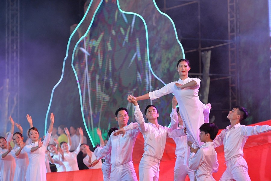 Thủ tướng Phạm Minh Chính dự chương trình nghệ thuật “Bản hùng ca bất diệt” Thủ tướng Phạm Minh Chính dự chương trình nghệ thuật “Bản hùng ca bất diệt”