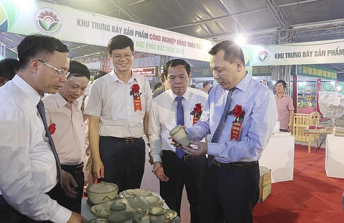 Tôn vinh hàng công nghiệp nông thôn tiêu biểu khu vực phía Bắc ton vinh hang cong nghiep nong thon tieu bieu khu vuc phia bac