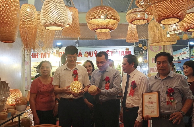 Tôn vinh hàng công nghiệp nông thôn tiêu biểu khu vực phía Bắc ton vinh hang cong nghiep nong thon tieu bieu khu vuc phia bac