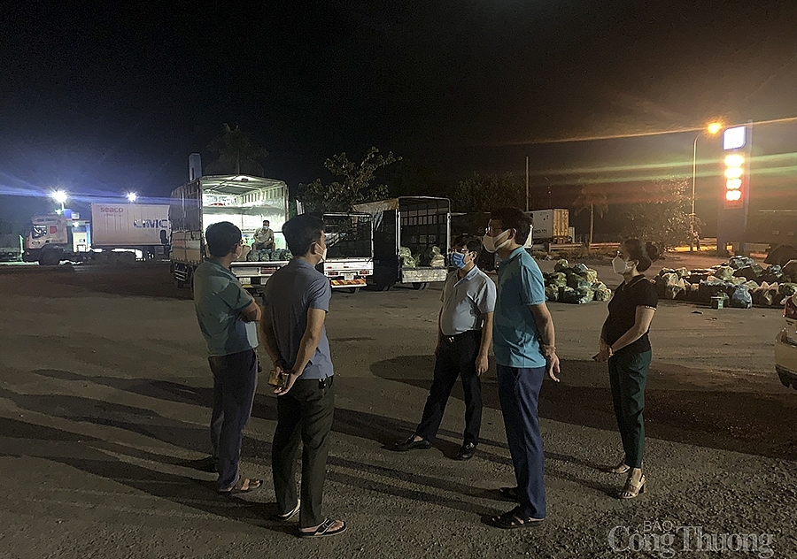 Nghệ An: Phát phiếu đi chợ theo ngày chẵn, lẻ - Người dân, tiểu thương đồng tình