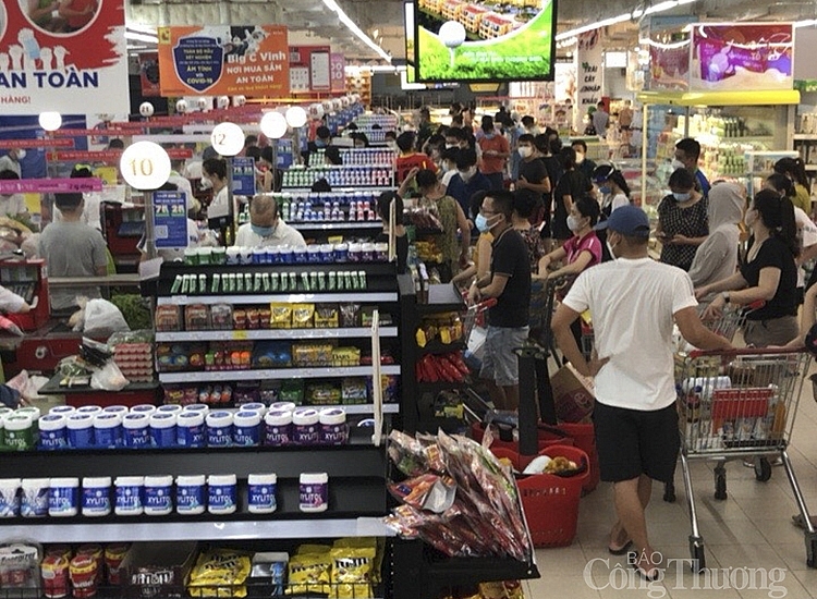 Nghệ An: Người dân tranh thủ gom hàng trước giờ giãn cách Nghệ An: Người dân tranh thủ gom hàng trước giờ giãn cách