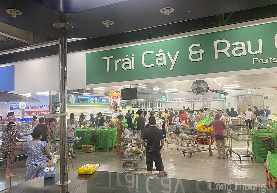 Nghệ An: Người dân tranh thủ gom hàng trước giờ giãn cách Nghệ An: Người dân tranh thủ gom hàng trước giờ giãn cách