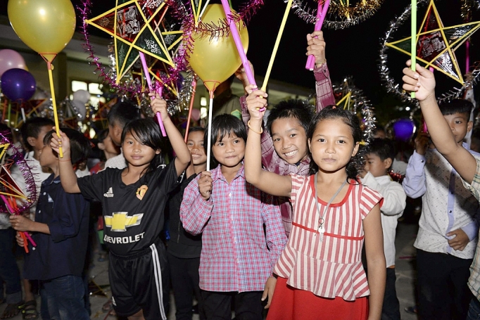 Đón trung thu sớm với hơn 700 trẻ em tại xã nghèo miền núi Nghệ An don trung thu som voi hon 700 tre em tai xa ngheo mien nui nghe an