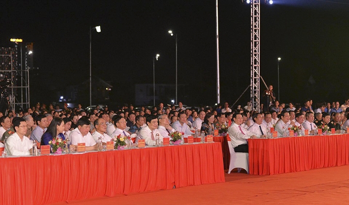 pho thu tuong vuong dinh hue tham du chuong trinh nghe thuat dac biet ben thuy anh hung