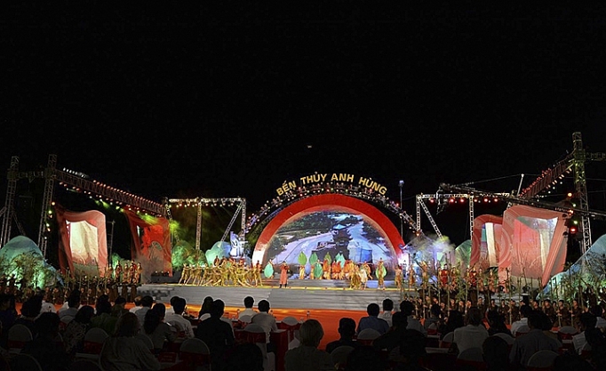 pho thu tuong vuong dinh hue tham du chuong trinh nghe thuat dac biet ben thuy anh hung