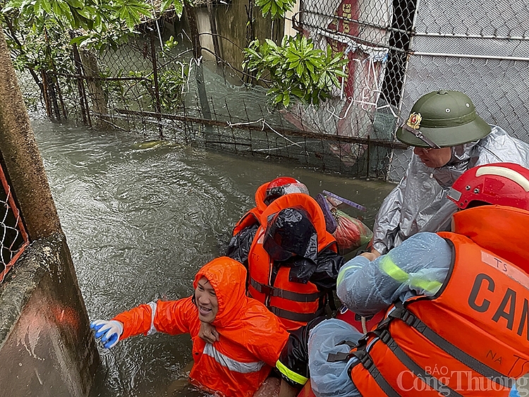 Nghệ An: Mưa lớn nước lũ dâng cao, người dân sơ tán khẩn cấp trong đêm Nghệ An: Mưa lớn nước lũ dâng cao, người dân sơ tán khẩn cấp trong đêm