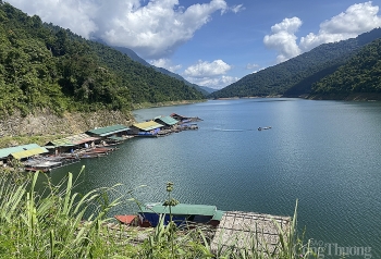 Nghệ An: Xóm lồng bè trên lòng hồ thủy điện
